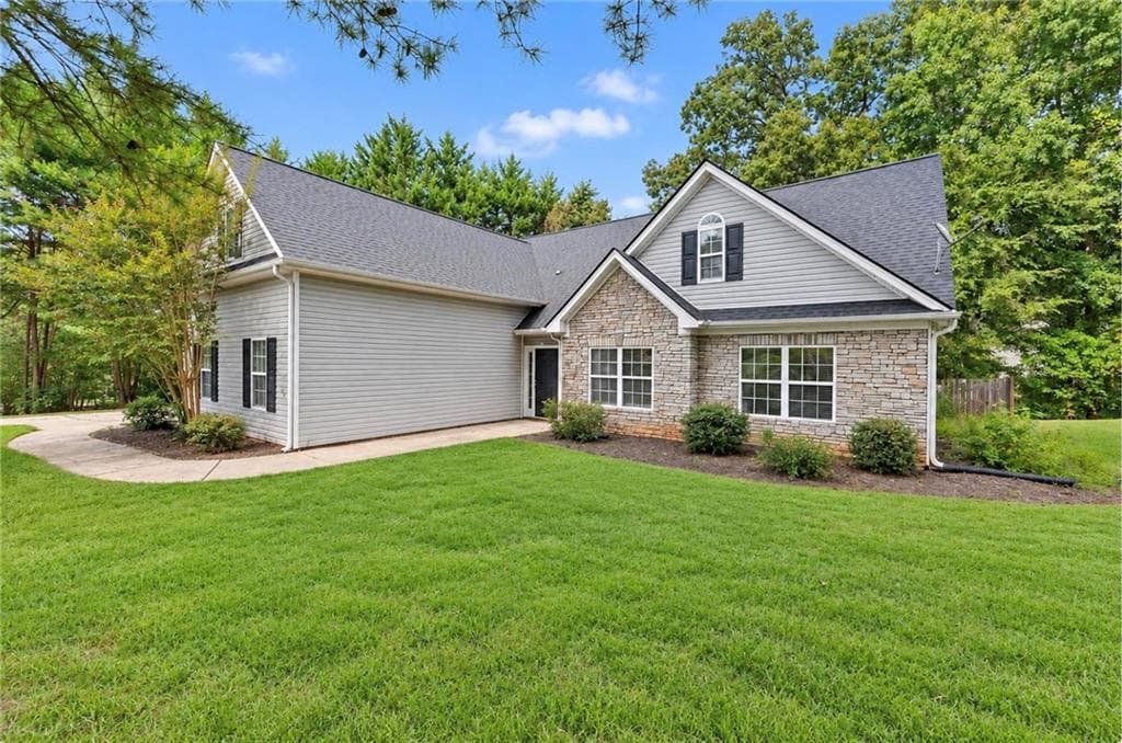 5 bedroom, 3 bathroom, 2,380 sq ft single family residence for sale at 125 Liberty Drive, Jefferson, GA 30549 — photo 2