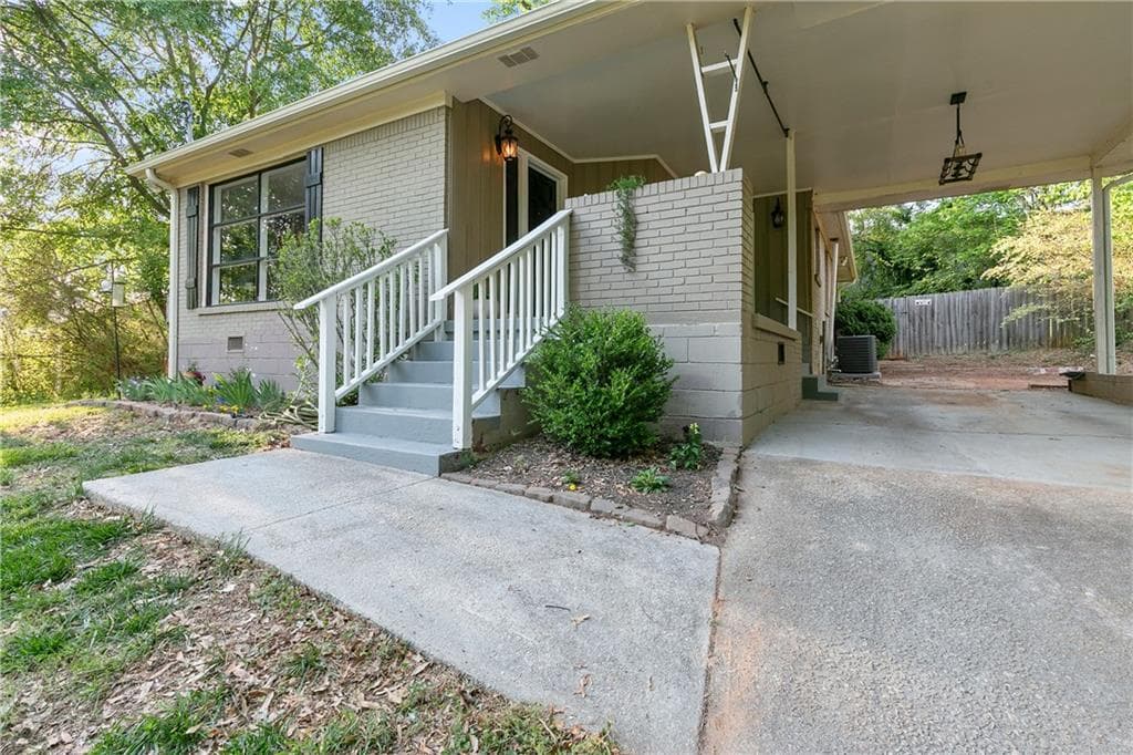 3 bedroom, 2 bathroom, 1,371 sq ft single family residence for sale at 2992 Belvedere Lane, Decatur, GA 30032 — photo 2