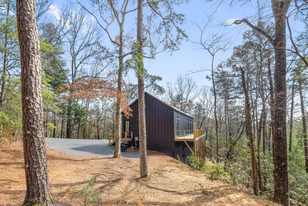 3 bedroom, 3 bathroom, 1,544 sq ft single family residence for sale at 206 Anderson Drive, Blue Ridge, GA 30513 — photo 2