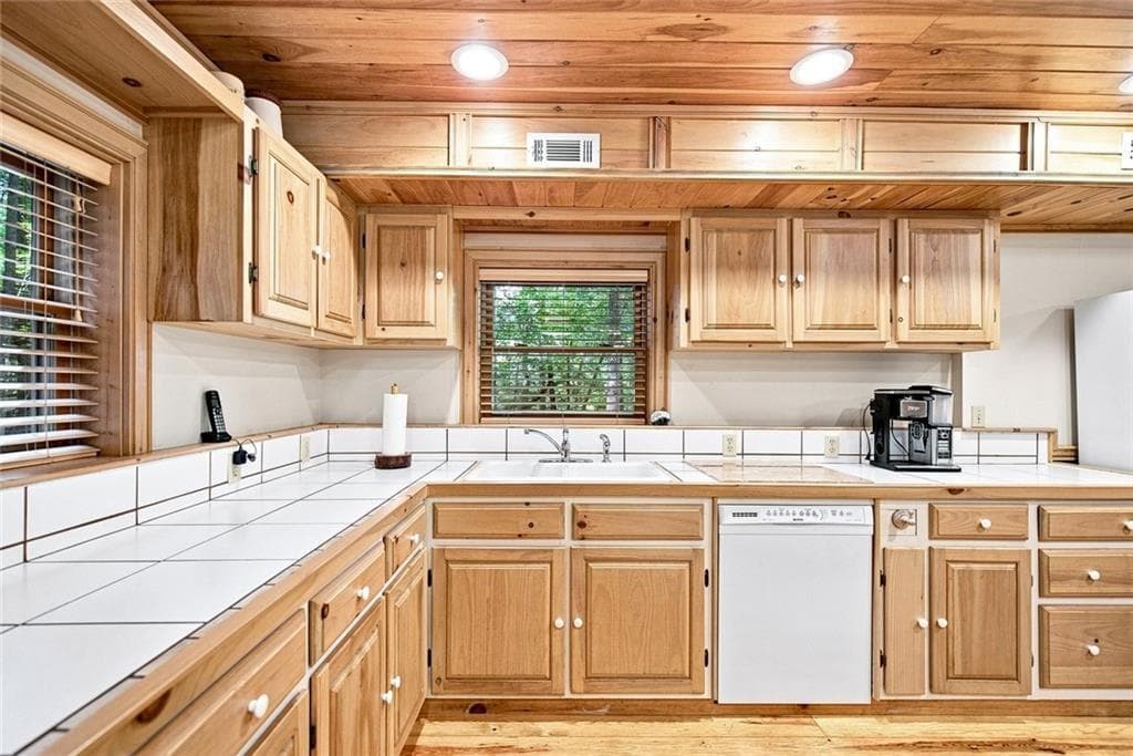 3 bedroom, 3 bathroom, 2,040 sq ft single family residence for sale at 48 Twin Creeks, Blue Ridge, GA 30513 — photo 6