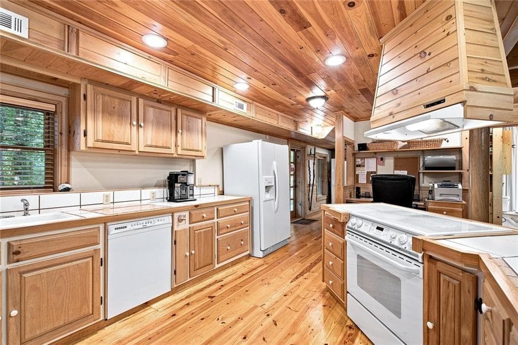 3 bedroom, 3 bathroom, 2,040 sq ft single family residence for sale at 48 Twin Creeks, Blue Ridge, GA 30513 — photo 8