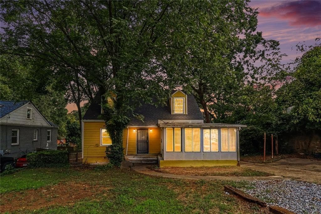 6 bedroom, 3 bathroom, 2,763 sq ft single family residence for sale at 1239 Eastland Road, Atlanta, GA 30316