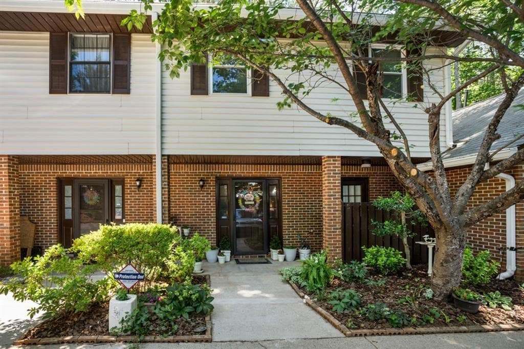 3 bedroom, 3 bathroom, 1,307 sq ft condominium for sale at 6176 Wintergreen Road, Norcross, GA 30093