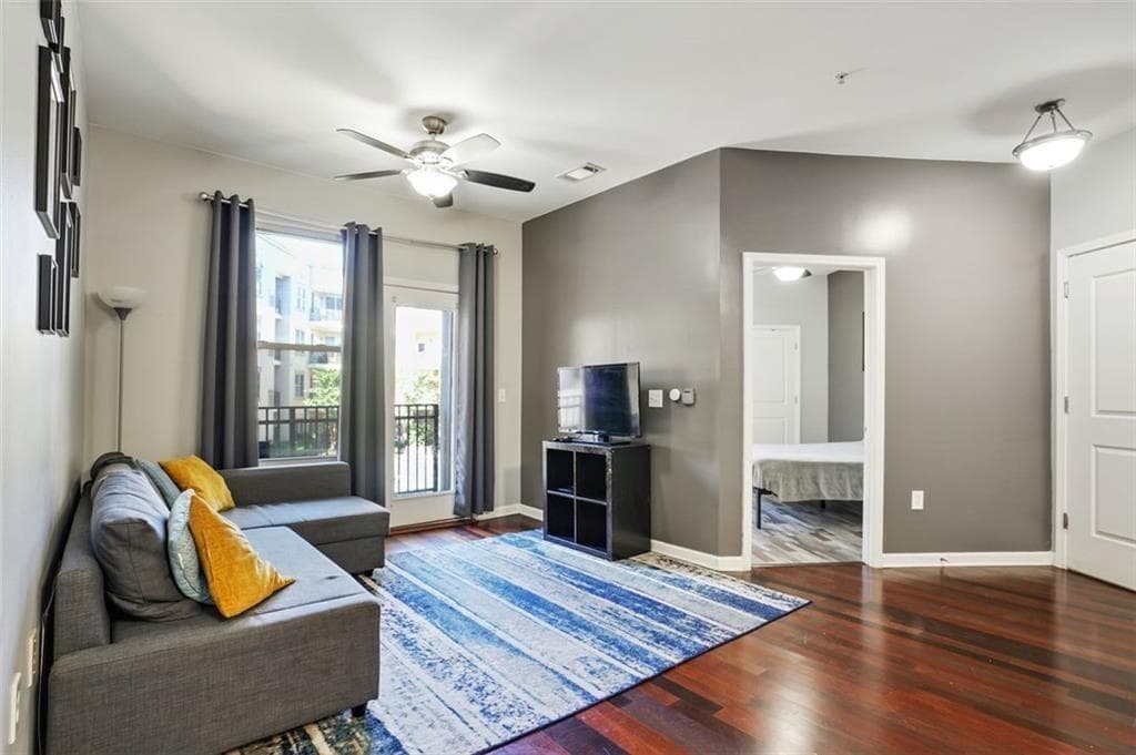2 bedroom, 2 bathroom, 991 sq ft condominium for sale at 870 MAYSON TURNER Road 1127, Atlanta, GA 30314 — photo 4