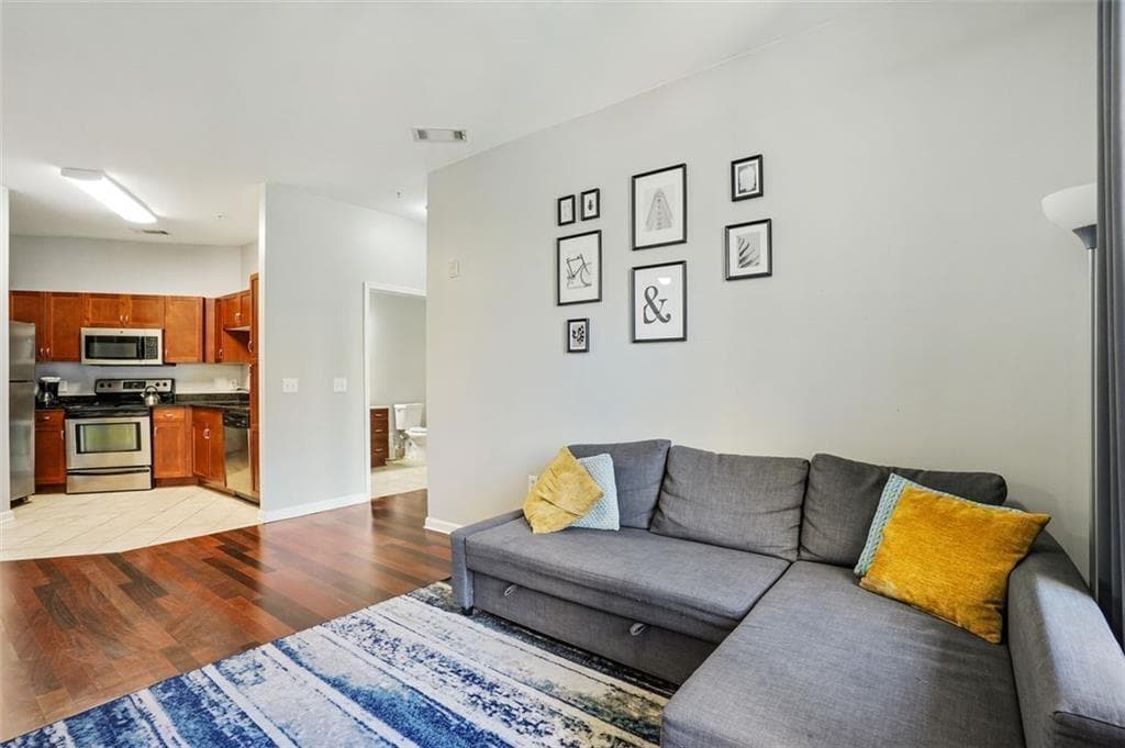 2 bedroom, 2 bathroom, 991 sq ft condominium for sale at 870 MAYSON TURNER Road 1127, Atlanta, GA 30314 — photo 5