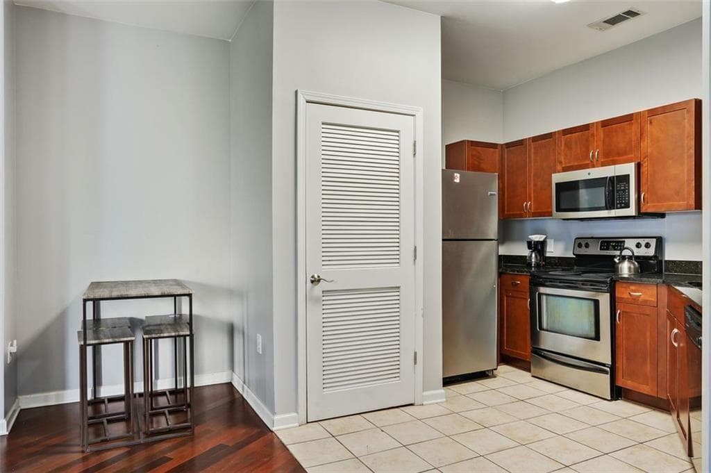 2 bedroom, 2 bathroom, 991 sq ft condominium for sale at 870 MAYSON TURNER Road 1127, Atlanta, GA 30314 — photo 9
