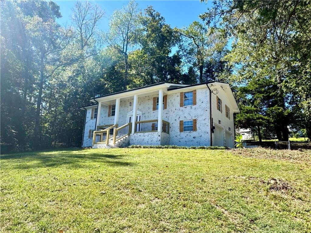 4 bedroom, 3 bathroom, 2,049 sq ft single family residence for sale at 4004 Pinewood Drive, Dalton, GA 30721 — photo 2