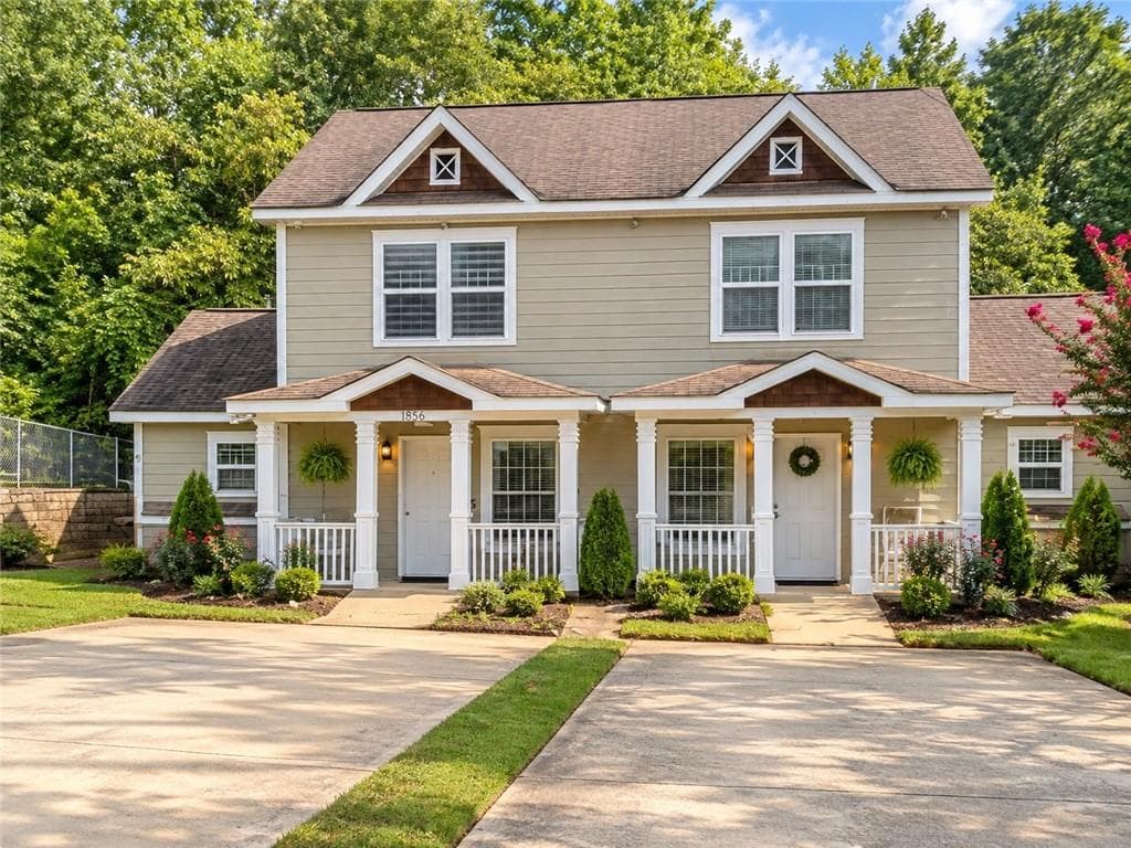 3 bedroom, 2 bathroom, 1,250 sq ft townhouse for sale at 1011 Estes Drive B2, Atlanta, GA 30310 — photo 1 of 16