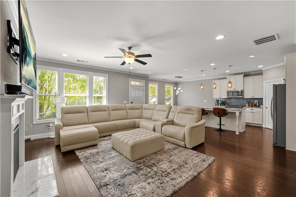 5 bedroom, 4 bathroom, 2,508 sq ft single family residence for sale at 2032 Stanfield Avenue, Atlanta, GA 30318 — photo 8