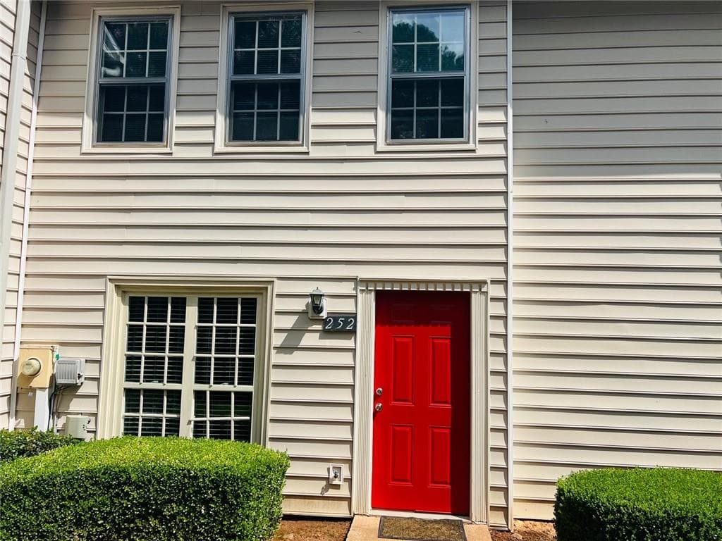 2 bedroom, 3 bathroom, 1,240 sq ft townhouse for rent at 252 mill creek Pl, Roswell, GA 30076 for $1,750 a month