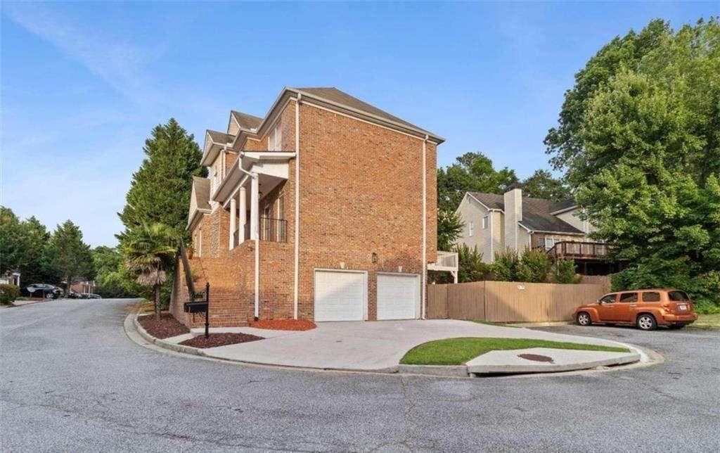 5 bedroom, 4 bathroom, 4,027 sq ft single family residence for rent at 1711 Summit Glen Lane, Atlanta, GA 30329 for $6,500 a month — photo 3
