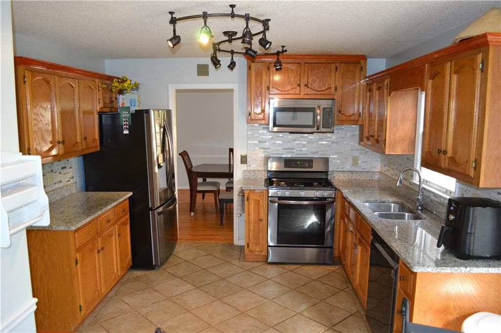 4 bedroom, 3 bathroom, 2,397 sq ft single family residence for rent at 1530 N Milford Creek Lane, Marietta, GA 30008 for $2,700 a month — photo 6