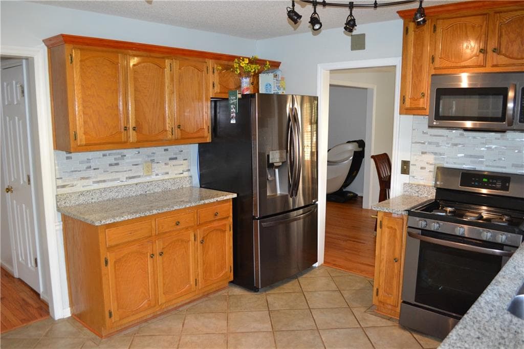 4 bedroom, 3 bathroom, 2,397 sq ft single family residence for rent at 1530 N Milford Creek Lane, Marietta, GA 30008 for $2,700 a month — photo 7