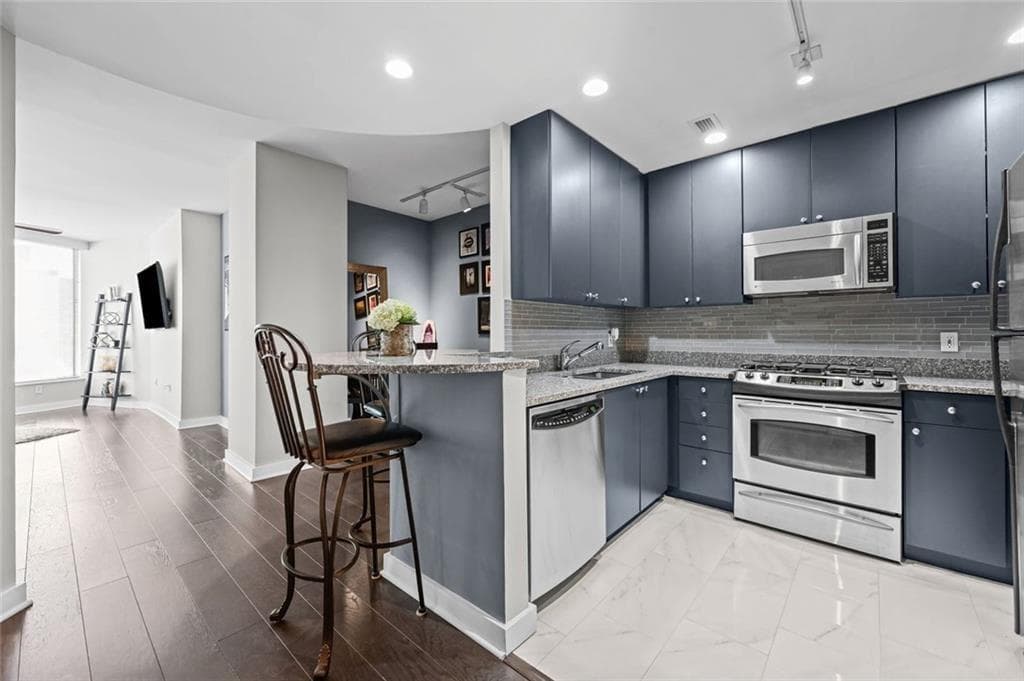1 bedroom, 1 bathroom, 800 sq ft condominium for sale at 3338 Peachtree Road 1105, Atlanta, GA 30326 — photo 2