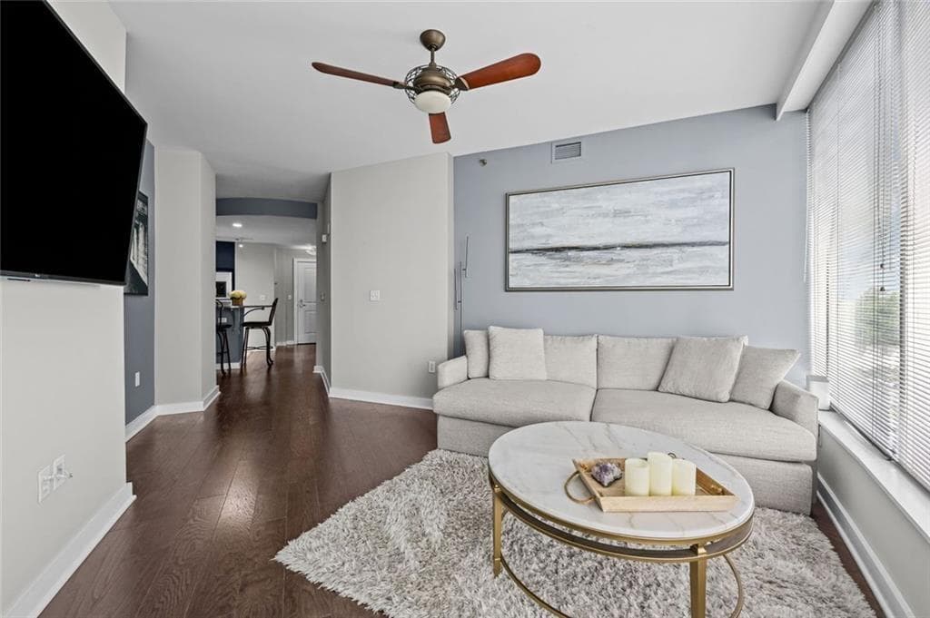 1 bedroom, 1 bathroom, 800 sq ft condominium for sale at 3338 Peachtree Road 1105, Atlanta, GA 30326 — photo 6