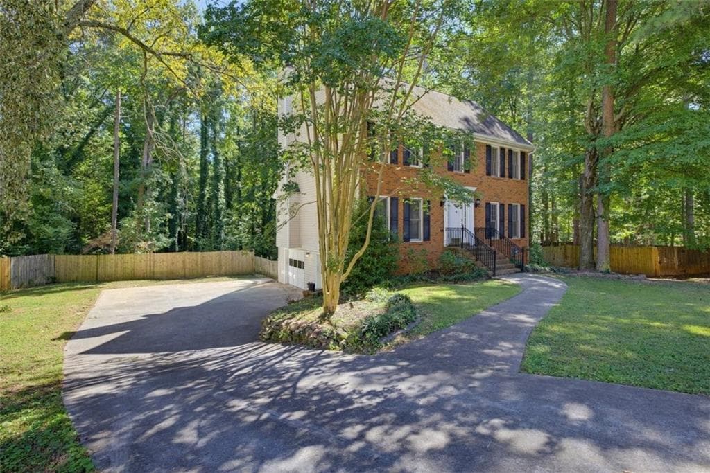 4 bedroom, 3 bathroom, 2,966 sq ft single family residence for sale at 2711 Lochraven Court, Snellville, GA 30039 — photo 3
