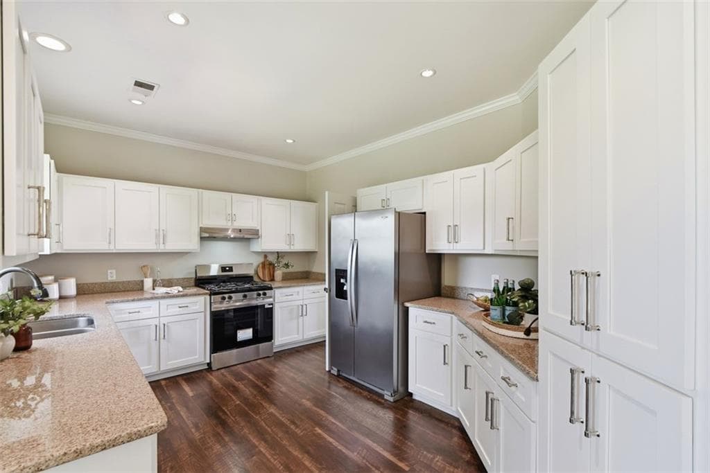 5 bedroom, 4 bathroom, 3,587 sq ft single family residence for sale at 10590 Stonepoint Place, Johns Creek, GA 30097 — photo 5