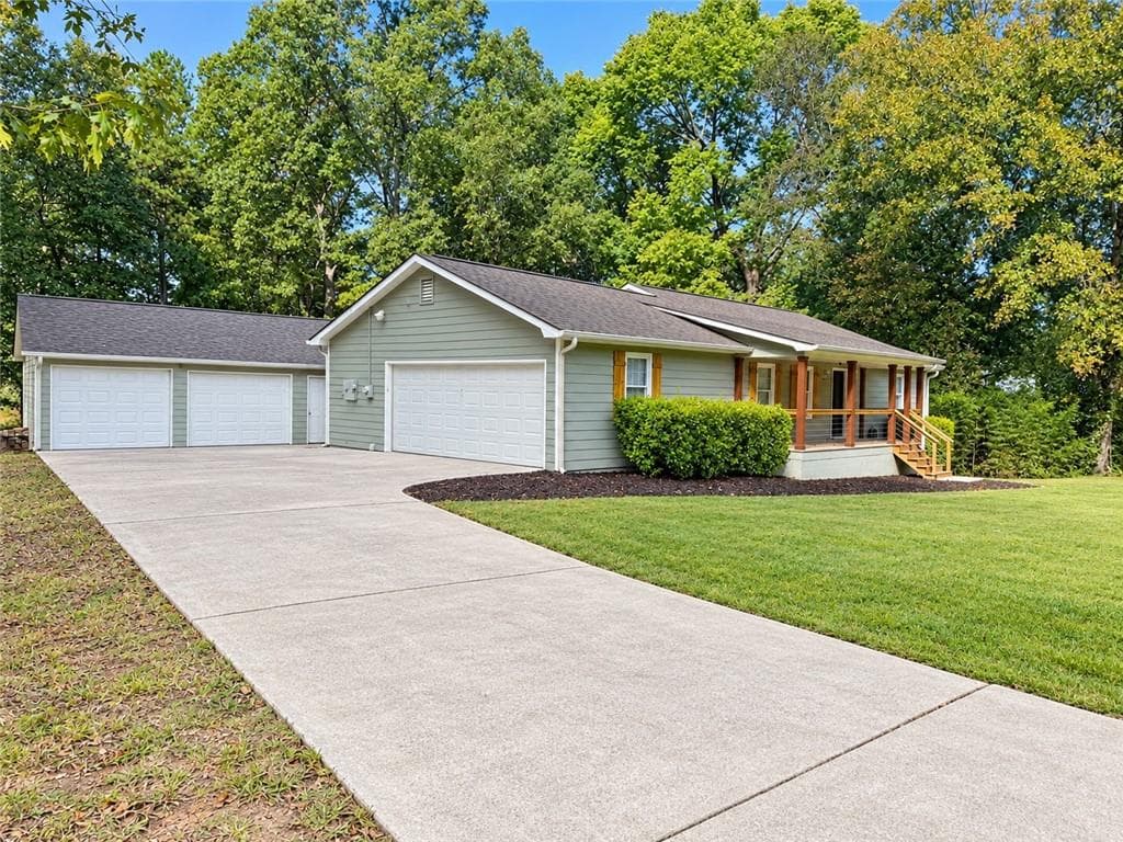 2 bedroom, 2 bathroom, 1,426 sq ft home for sale at 611 Calloway Drive, Rockmart, GA