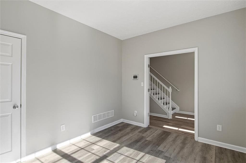 3 bedroom, 4 bathroom, 1,791 sq ft townhouse for sale at 5667 CASCADE Run, Atlanta, GA 30336 — photo 4