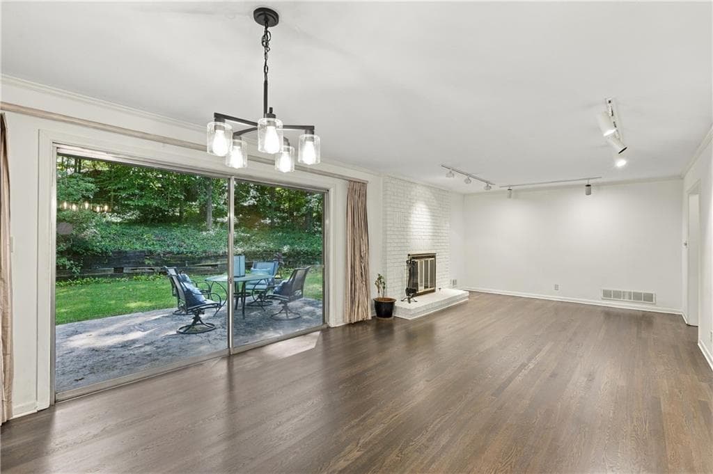 3 bedroom, 2 bathroom, 2,114 sq ft single family residence for sale at 955 Vistavia Circle, Decatur, GA 30033 — photo 2