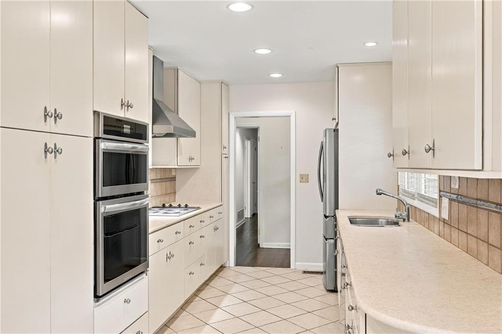 3 bedroom, 2 bathroom, 2,114 sq ft single family residence for sale at 955 Vistavia Circle, Decatur, GA 30033 — photo 6