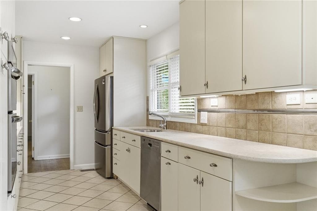 3 bedroom, 2 bathroom, 2,114 sq ft single family residence for sale at 955 Vistavia Circle, Decatur, GA 30033 — photo 7