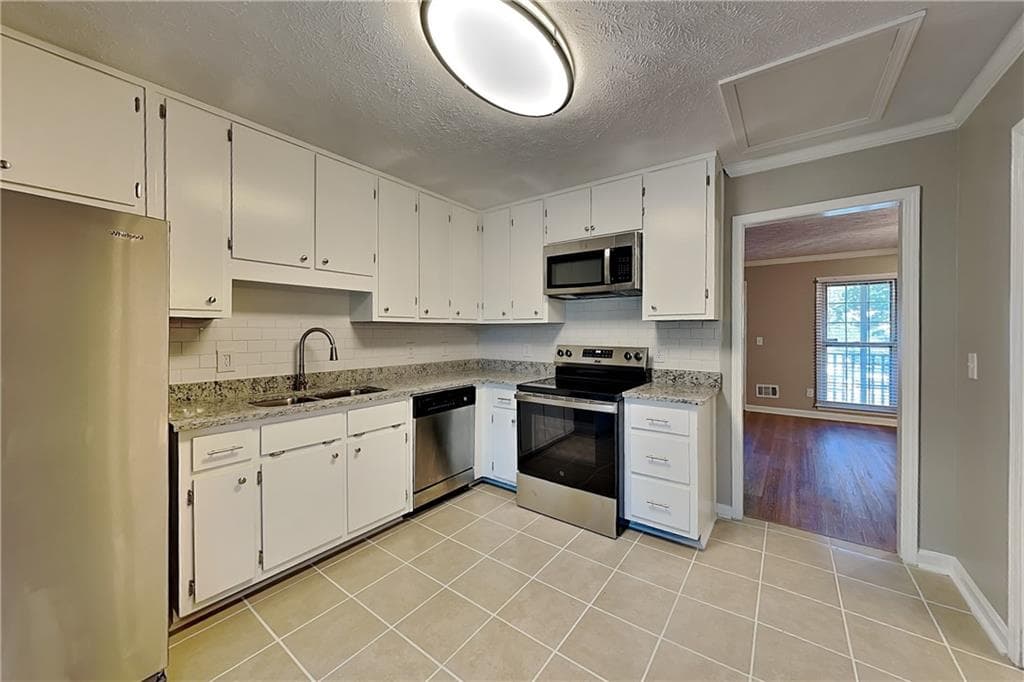 3 bedroom, 2 bathroom, 1,872 sq ft single family residence for rent at 1469 Millstream Trail, Lawrenceville, GA 30044 for $2,400 a month — photo 6
