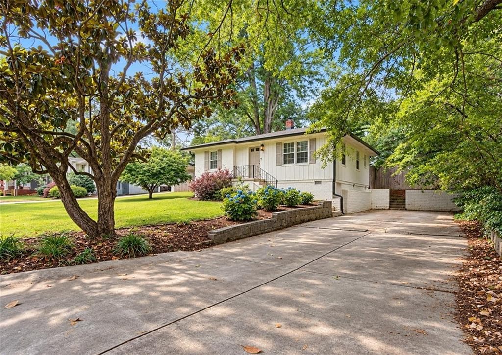 2 bedroom, 1 bathroom, 964 sq ft single family residence for sale at 1005 Ridgecrest Drive, Smyrna, GA 30080