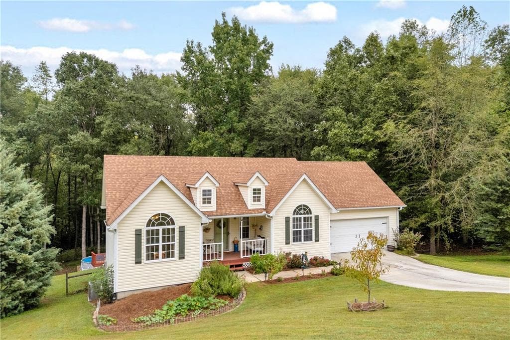 5 bedroom, 3 bathroom, 2,599 sq ft single family residence for sale at 1728 Riveredge Walk, Loganville, GA 30052 — photo 2