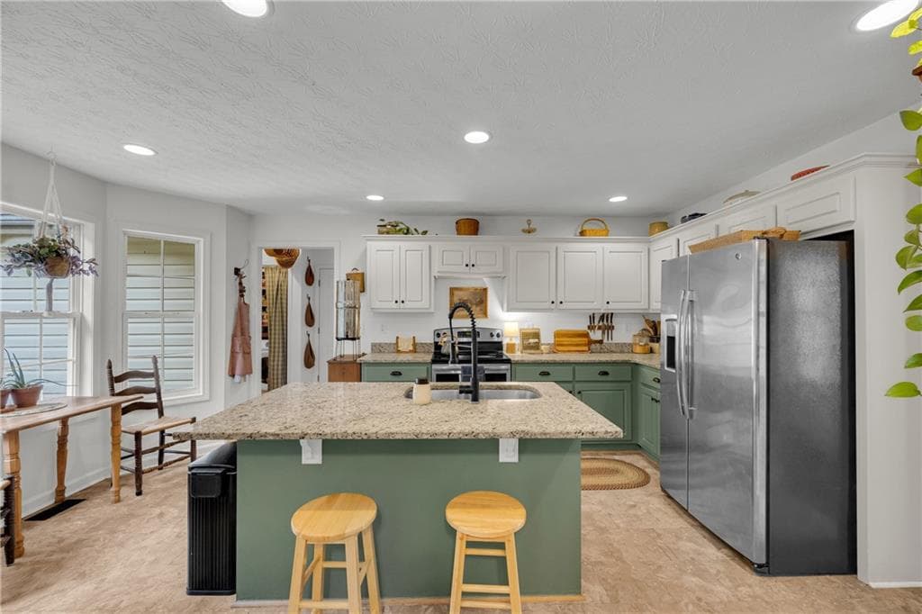 5 bedroom, 3 bathroom, 2,599 sq ft single family residence for sale at 1728 Riveredge Walk, Loganville, GA 30052 — photo 4