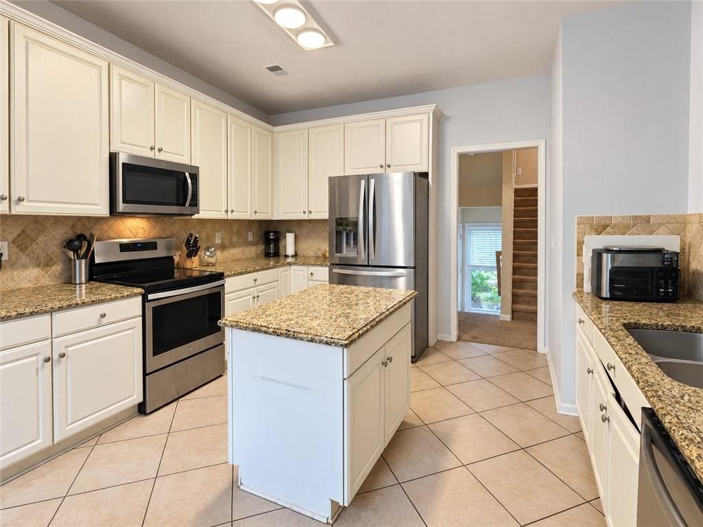 4 bedroom, 3 bathroom, 2,950 sq ft single family residence for sale at 1064 Bellaire Court, Lawrenceville, GA 30043 — photo 6