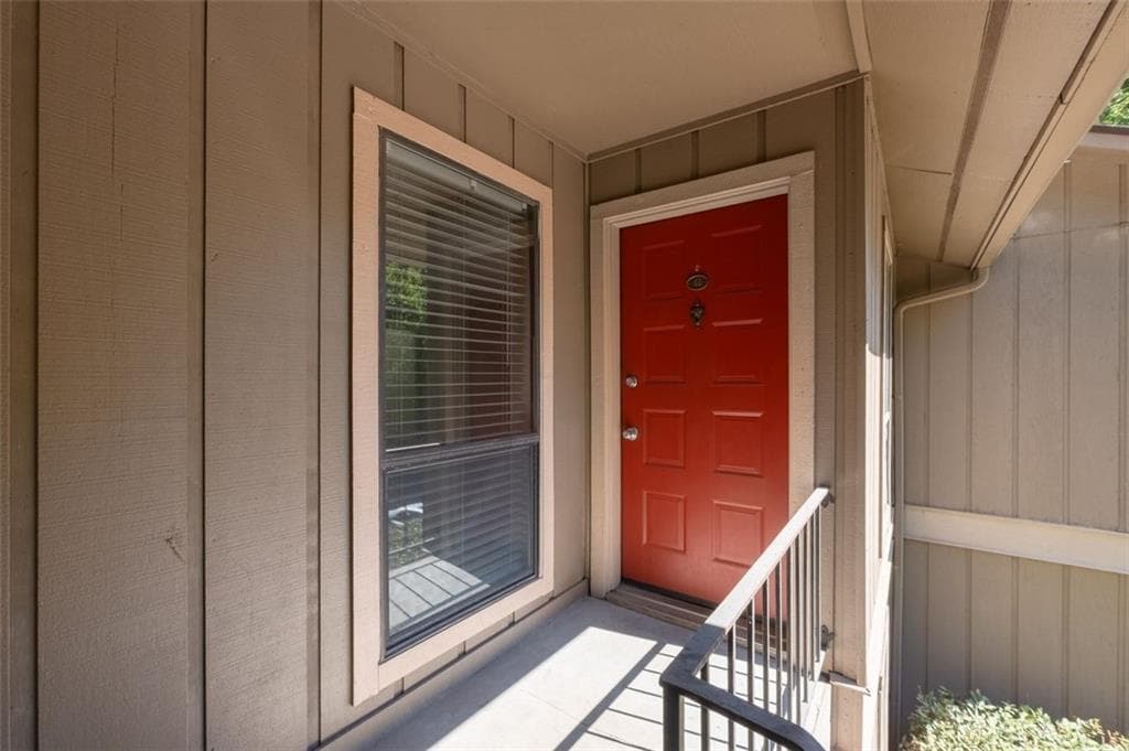 2 bedroom, 2 bathroom, 1,335 sq ft condominium for sale at 8740 Roswell Road 6D, Sandy Springs, GA 30350 — photo 3