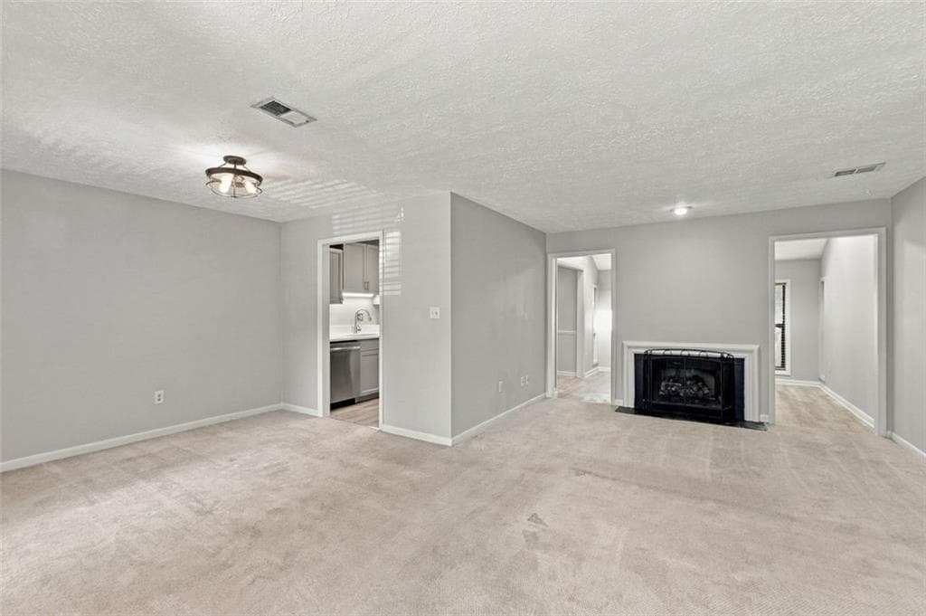 2 bedroom, 2 bathroom, 1,335 sq ft condominium for sale at 8740 Roswell Road 6D, Sandy Springs, GA 30350 — photo 4