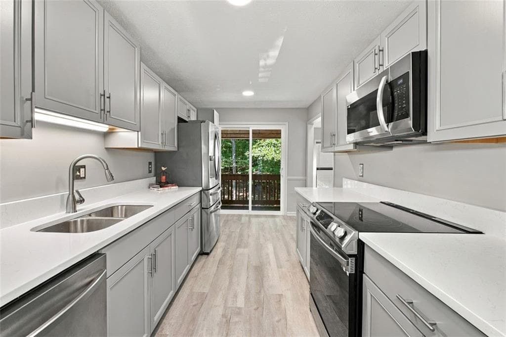 2 bedroom, 2 bathroom, 1,335 sq ft condominium for sale at 8740 Roswell Road 6D, Sandy Springs, GA 30350 — photo 10