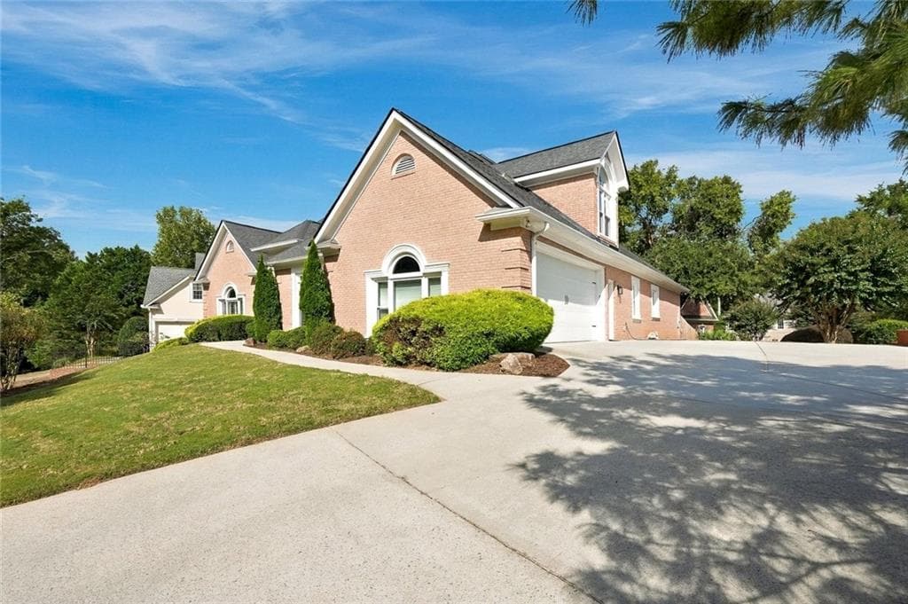 6 bedroom, 5 bathroom, 5,213 sq ft single family residence for sale at 6201 Indian River Drive, Peachtree Corners, GA 30092 — photo 4