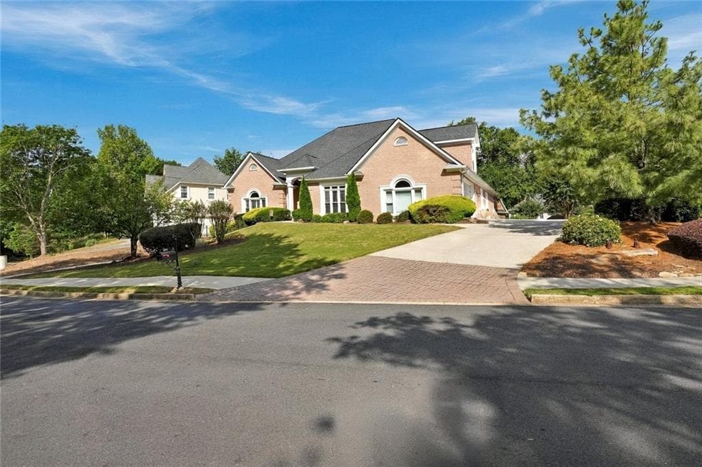 6 bedroom, 5 bathroom, 5,213 sq ft single family residence for sale at 6201 Indian River Drive, Peachtree Corners, GA 30092 — photo 5