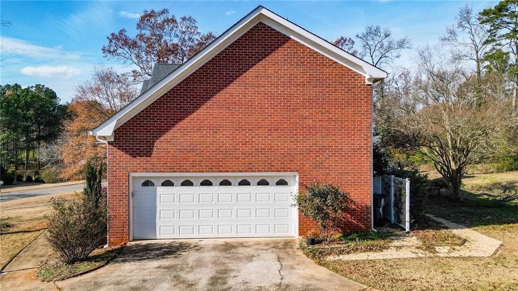 4 bedroom, 3 bathroom, 2,251 sq ft single family residence for rent at 1081 Gunter Circle, Athens, GA 30606 for $3,100 a month — photo 2