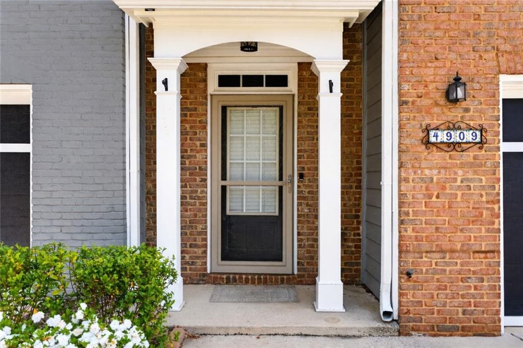 3 bedroom, 3 bathroom, 1,856 sq ft townhouse for sale at 4909 Sherwood Way, Cumming, GA 30040 — photo 4