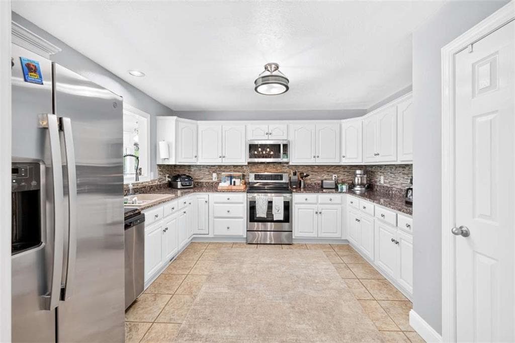 4 bedroom, 3 bathroom, 3,426 sq ft single family residence for sale at 59 Players Lane, Hartwell, GA 30643 — photo 6
