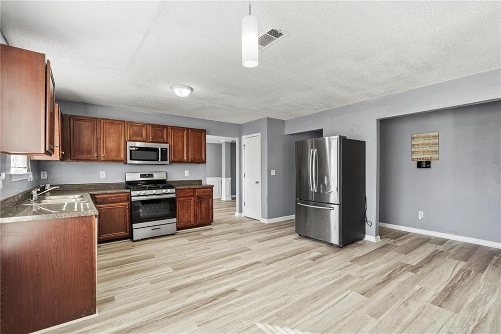 5 bedroom, 4 bathroom, 3,736 sq ft single family residence for sale at 541 Hamlet Drive, Hampton, GA 30228 — photo 8
