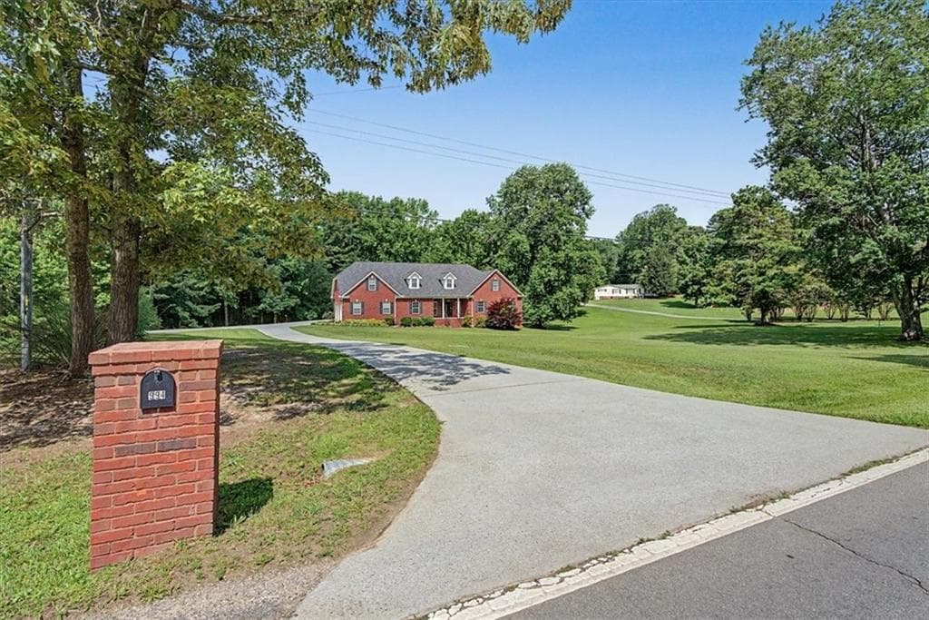 6 bedroom, 3 bathroom, 5,470 sq ft single family residence for sale at 994 Rainey Road, Temple, GA 30179 — photo 3