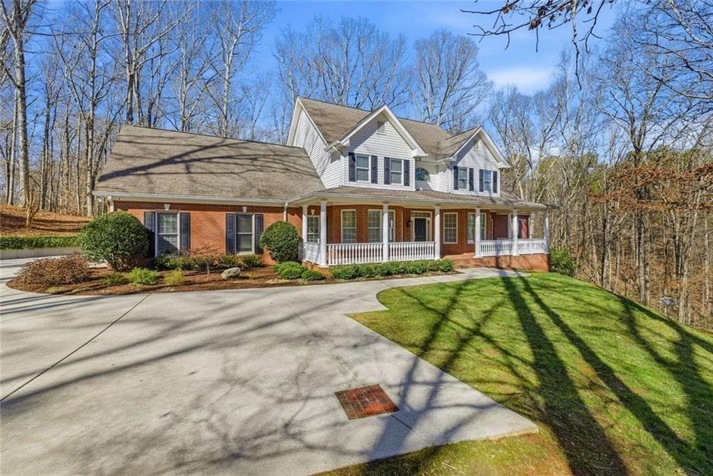 3 bedroom, 4 bathroom, 3,531 sq ft single family residence for sale at 5576 Riverwalk Court, Gainesville, GA 30506 — photo 3