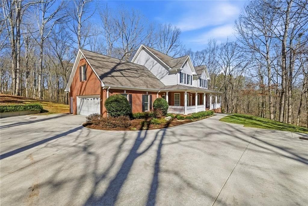 3 bedroom, 4 bathroom, 3,531 sq ft single family residence for sale at 5576 Riverwalk Court, Gainesville, GA 30506 — photo 4