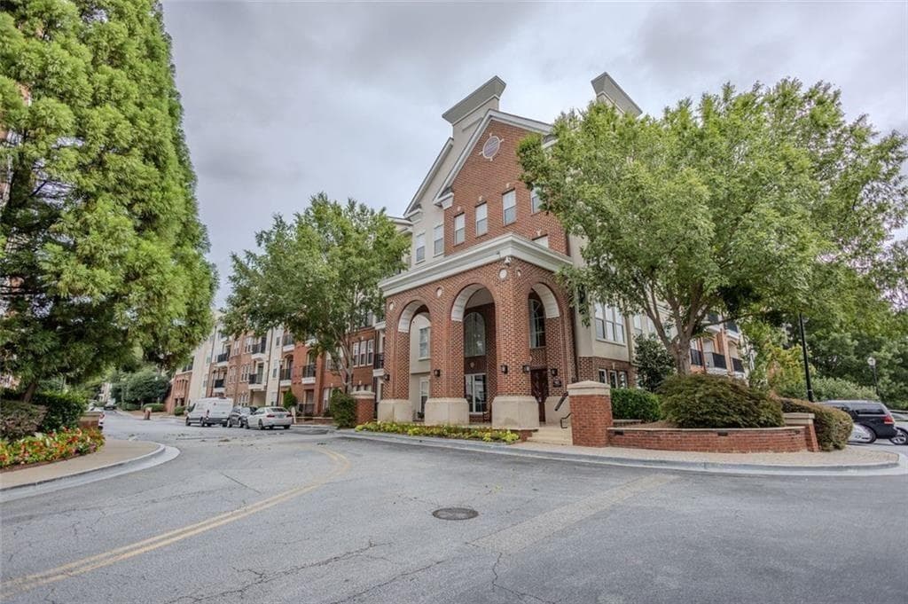 1 bedroom, 1 bathroom, 983 sq ft condominium for sale at 1850 Cotillion Drive 3322, Atlanta, GA 30338 — photo 2