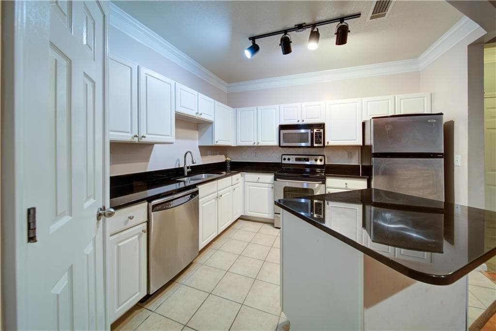 1 bedroom, 1 bathroom, 983 sq ft condominium for sale at 1850 Cotillion Drive 3322, Atlanta, GA 30338 — photo 6