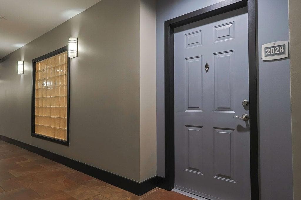2 bedroom, 2 bathroom, 1,263 sq ft condominium for sale at 390 17th Street #2028, Atlanta, GA 30363 — photo 3