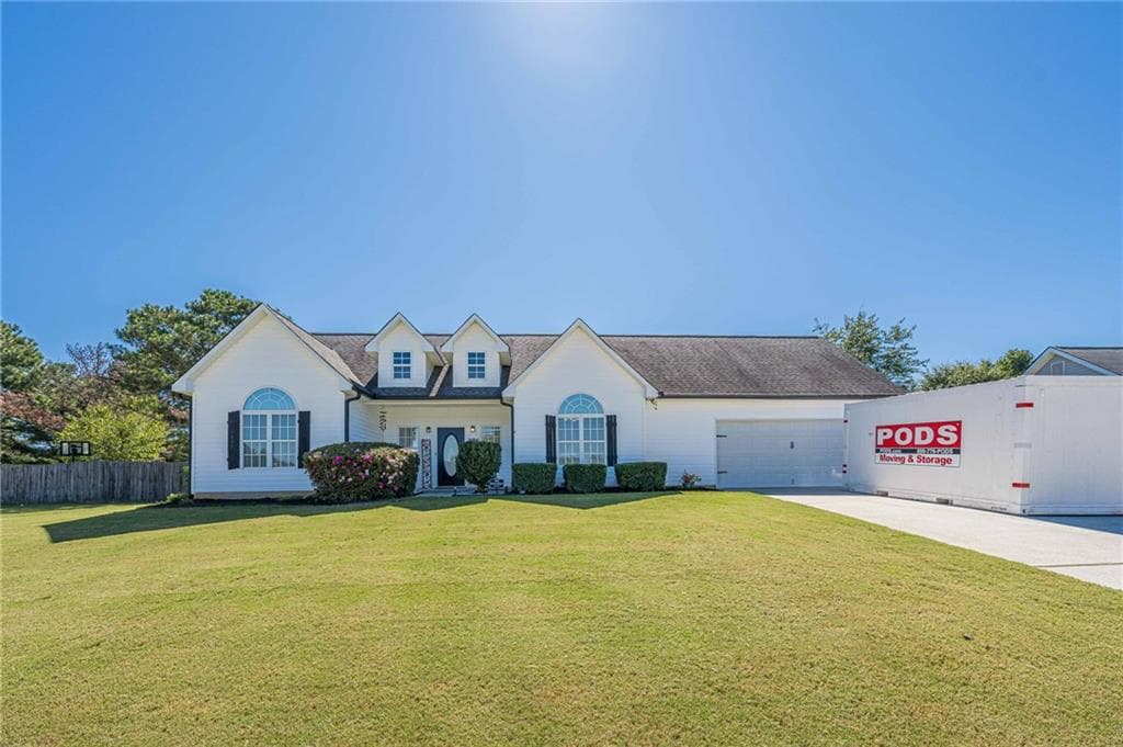 3 bedroom, 2 bathroom, 1,712 sq ft single family residence for sale at 3021 Black Fox Drive, Loganville, GA 30052 — photo 3