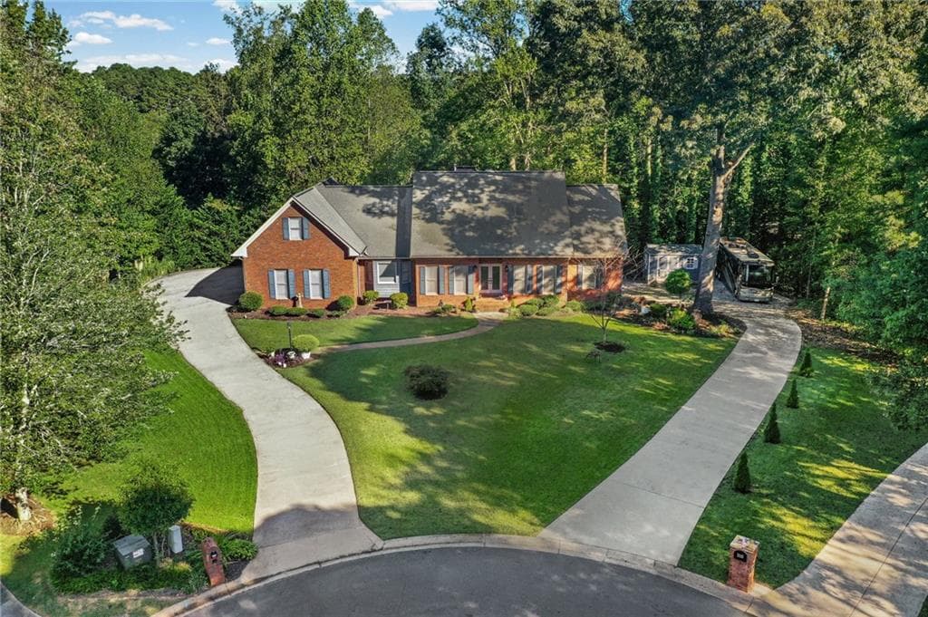 5 bedroom, 5 bathroom, 4,855 sq ft single family residence for sale at 2535 Kings Court, Cumming, GA 30040 — photo 3