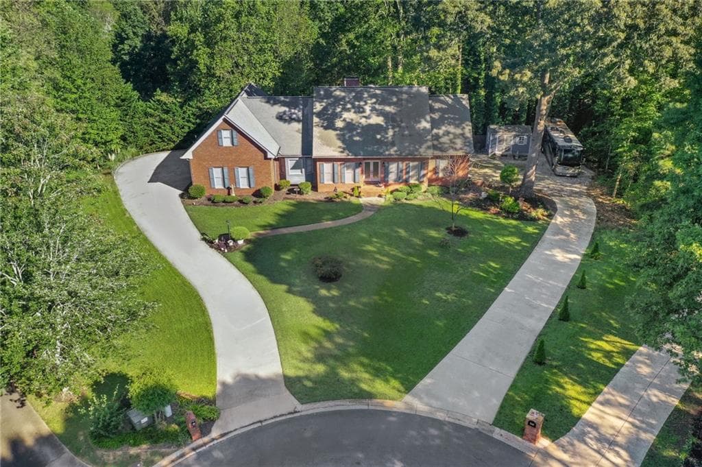 5 bedroom, 5 bathroom, 4,855 sq ft single family residence for sale at 2535 Kings Court, Cumming, GA 30040 — photo 4