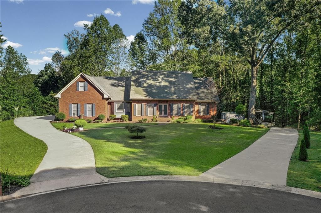 5 bedroom, 5 bathroom, 4,855 sq ft single family residence for sale at 2535 Kings Court, Cumming, GA 30040 — photo 5